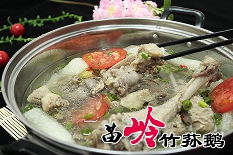 【舜泰火鍋】苗嶺竹蓀鵝本店所用大鵝均為笨鵝，湯鮮味美，其肉肥而不膩，香氣撲鼻。